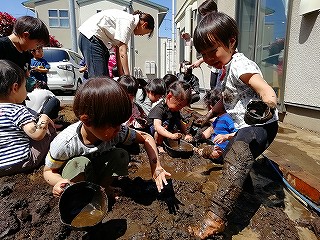 苗付け前の畑でどろんこ遊び~